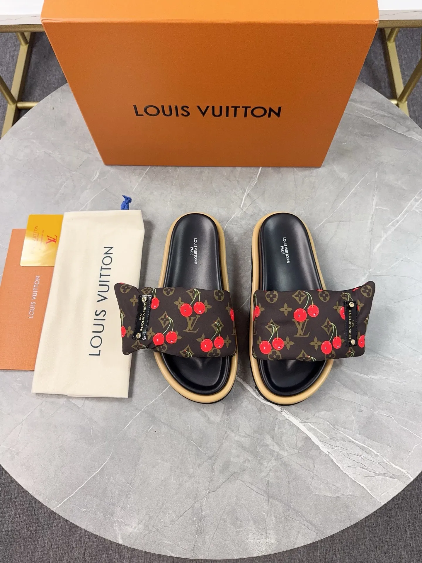 👟👟Ex-factory price 360👟👟 LV Donkey Brand L Family 2025 Hot Style Embossed Logo Embossed Sandals This Pool Pillow Comfort flat sandals are made of technical fabrics and use high-frequency embossing technology to reinterpret the Monogram pattern. Soft padded upper with adjustable Velcro, comfortable and tough insole adds harmonious colors ▪️Fabric: Original customized technical fabric ▪️Lining: soft sheepskin lining ▪️Sole: Original open-molded rubber foam outsole ▪️Size: 35-45